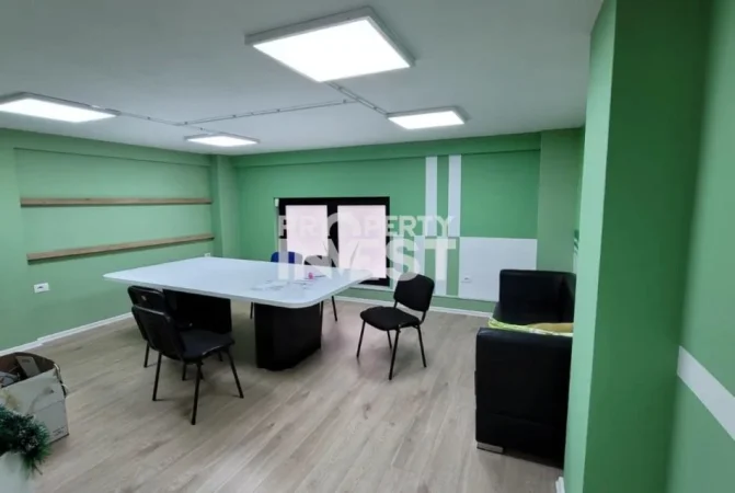 Tirane, jepet me qera ambjent biznesi Kati 1, 560 m² 7.000 € (Rruga e Dibres)