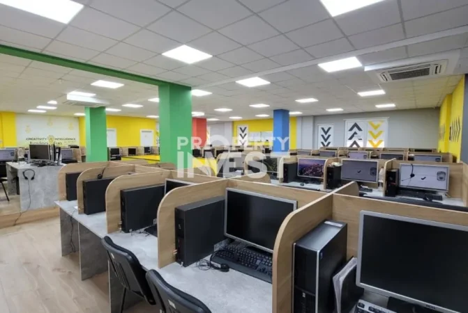 Tirane, jepet me qera ambjent biznesi Kati 1, 560 m² 7.000 € (Rruga e Dibres)