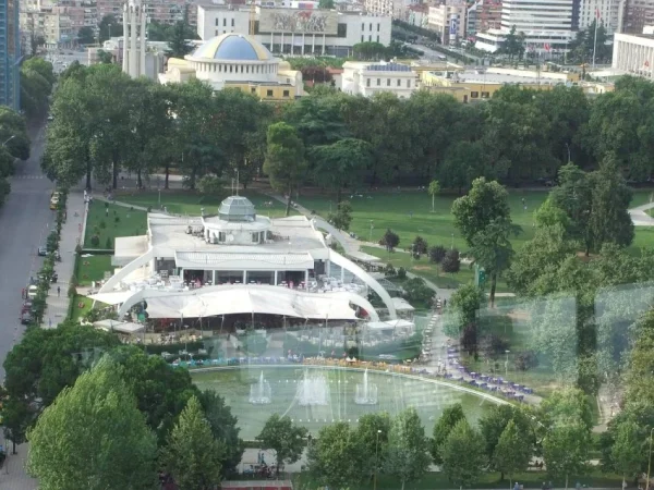 Tirane, jepet me qera zyre Kati 0, 77 m² 1.300 € (shallvaret)