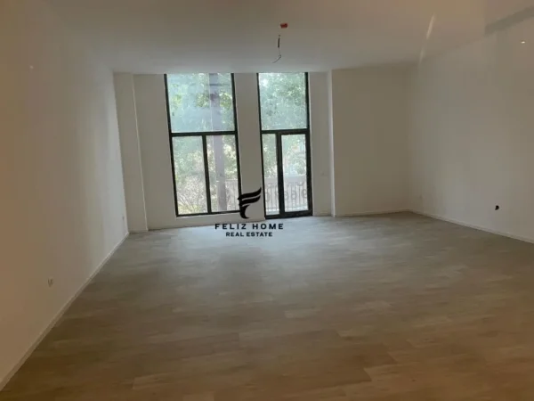 Tirane, jepet me qera zyre Kati 1, 124 m² 2.500 € (21 DHJETORI)