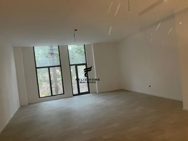 Tirane, jepet me qera zyre Kati 1, 124 m² 2.500 € (21 DHJETORI)