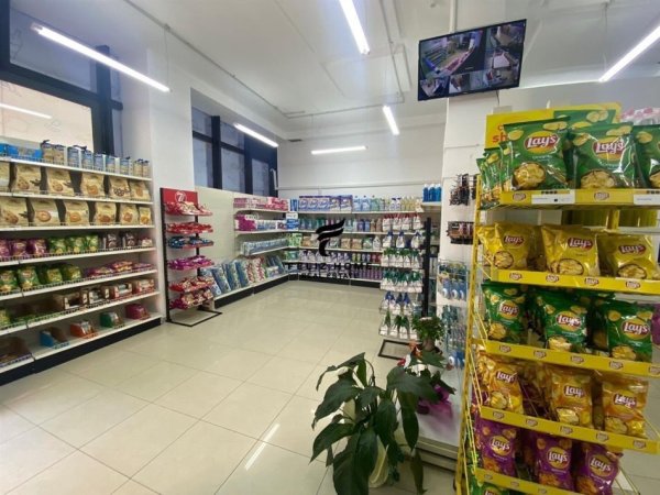 Tirane, jepet me qera dyqan Kati 0, 155 m² 1.700 € (DON BOSKO)