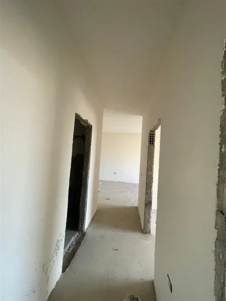 Tirane, shitet apartament 2+1+Ballkon Kati 5, 115 m² 201.250 € (Fusha Aviacionit)