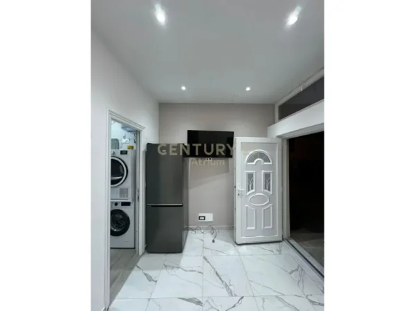 Tirane, jepet me qera apartament 1+1 Kati 1, 80 m² 500 € (RRUGA 5 MAJI)