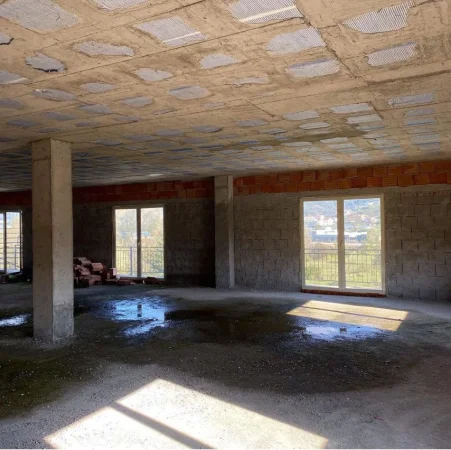 Tirane, jepet me qera magazine , 600 m² 700 € (Marikaj)