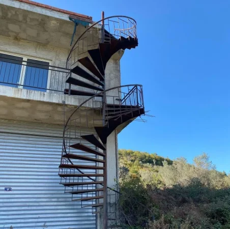 Tirane, jepet me qera magazine , 600 m² 700 € (Marikaj)