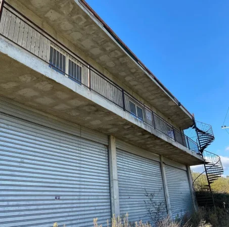 Tirane, jepet me qera magazine , 600 m² 700 € (Marikaj)