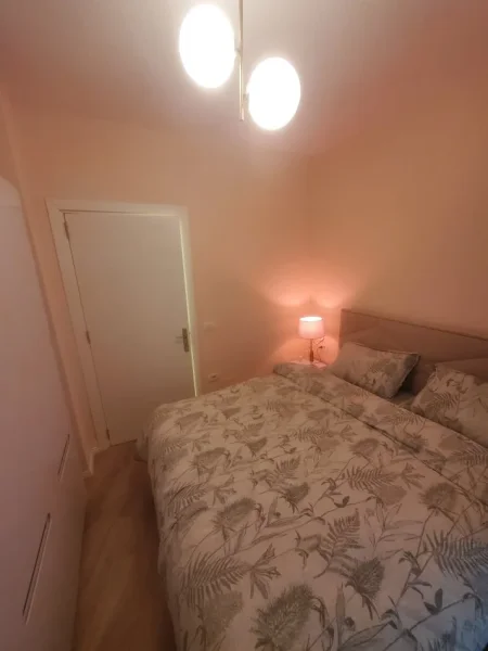 Tirane, jepet me qera apartament 1+1(Bosh) Kati 1, 81 m² 600 € (Rruga e Bogdaneve)
