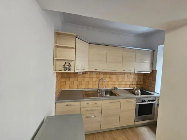 Tirane, jepet me qera apartament 1+1 Kati 2, 80 m² 650 € (myslym shyri)
