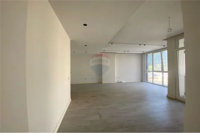 Tirane, jepet me qera zyre Kati 2, 115 m² 1.000 € (Sali Butka - 21 Dhjetori, Shqipëri)
