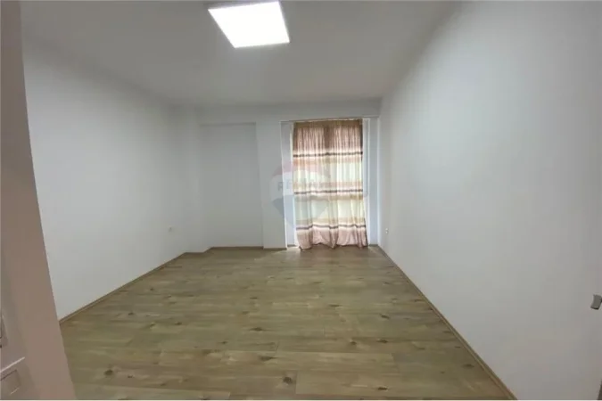 Tirane, jepet me qera zyre Kati 3, 90 m² 700 € (Sali Butka - Rruga e Kavajës, Shqipëri)