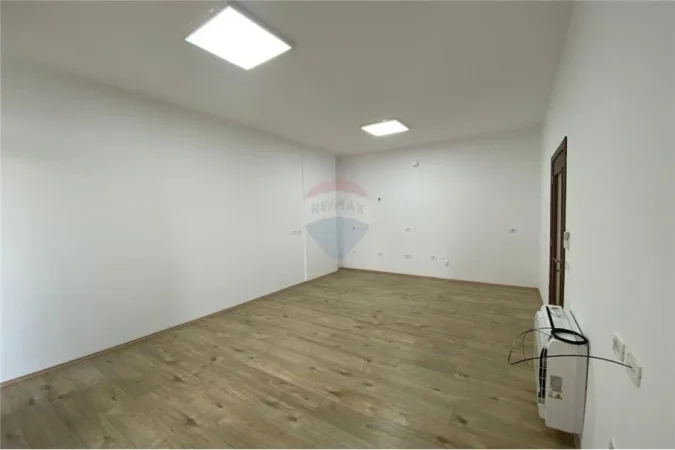 Tirane, jepet me qera zyre Kati 3, 90 m² 700 € (Sali Butka - Rruga e Kavajës, Shqipëri)