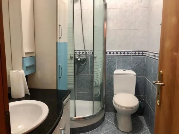 Tirane, jepet me qera apartament 2+1+Ballkon Kati 5, 80 m² 650 € (RRUGA E KAVAJES)