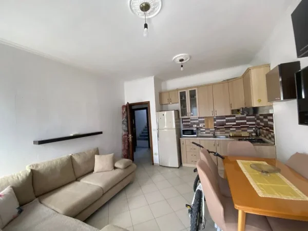 Tirane, jepet me qera apartament 1+1+Ballkon Kati 6, 65 m² 300 € (AUTOSTRADA)