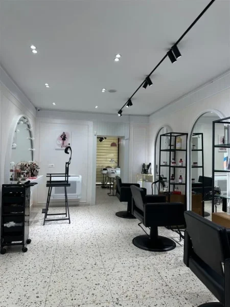 Tirane, jepet me qera ambjent biznesi Kati 0, 100 m² 1.500 € (HARRY FULTZ TRENI)