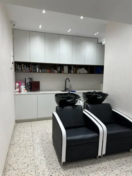 Tirane, jepet me qera ambjent biznesi Kati 0, 100 m² 1.500 € (HARRY FULTZ TRENI)