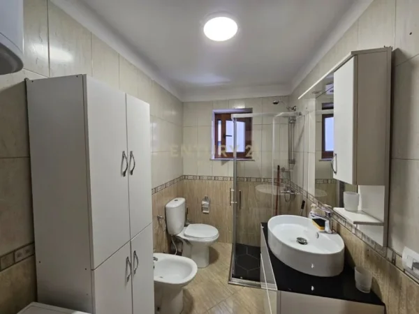 Tirane, jepet me qera apartament 1+1 Kati 2, 60 m² 650 € (MYSLYM SHYRI)