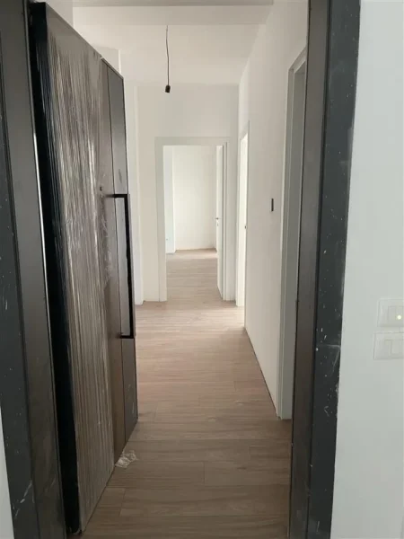 Tirane, jepet me qera apartament Kati 4, 148 m² 500 € (STACIONI I TRENIT BULEVARDI I RI)