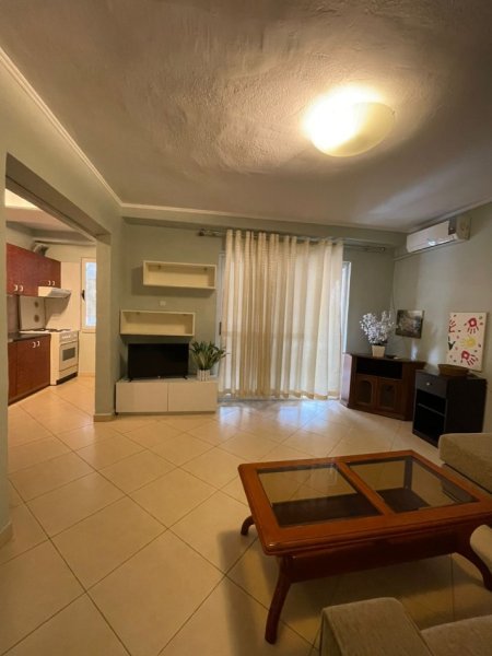 Tirane, jepet me qera apartament 1+1+Ballkon Kati 3, 65 m² 600 € (Qender, prane Kafe Flora)