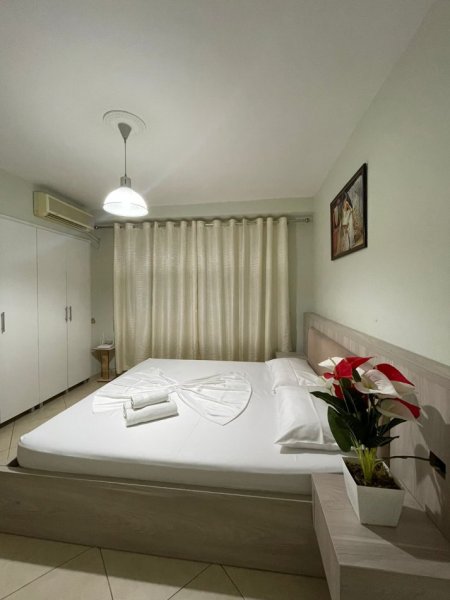 Tirane, jepet me qera apartament 1+1+Ballkon Kati 3, 65 m² 600 € (Qender, prane Kafe Flora)