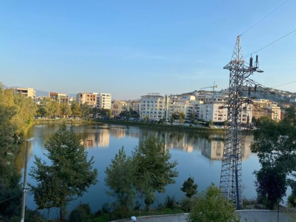Tirane, jepet me qera apartament 2+1 Kati 2, 118 m² 550 € (Liqeni Thate)