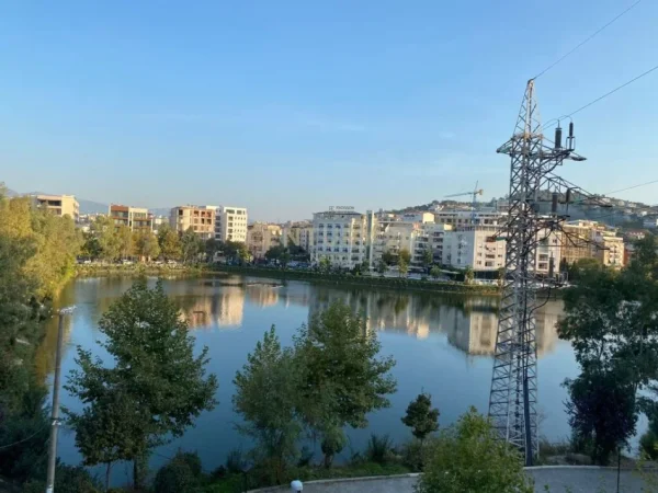 Tirane, jepet me qera apartament 2+1 Kati 2, 118 m² 550 € (Liqeni Thate)