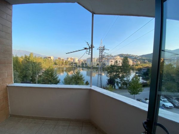 Tirane, jepet me qera apartament 2+1 Kati 2, 118 m² 550 € (Liqeni Thate)