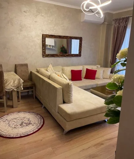 Tirane, jepet me qera apartament 3+1+Ballkon Kati 2, 105 m² 1.000 € (Liqeni i thate , Kompleksi Mateo)