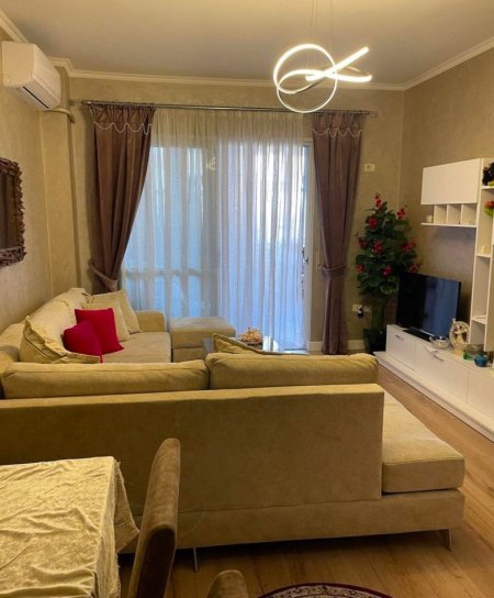 Tirane, jepet me qera apartament 3+1+Ballkon Kati 2, 105 m² 1.000 € (Liqeni i thate , Kompleksi Mateo)