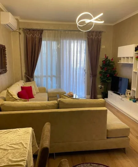 Tirane, jepet me qera apartament 3+1+Ballkon Kati 2, 105 m² 1.000 € (Liqeni i thate , Kompleksi Mateo)