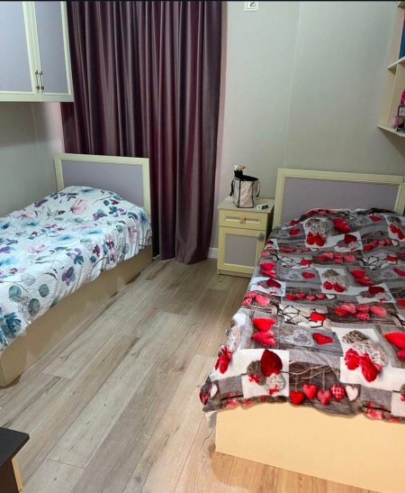 Tirane, jepet me qera apartament 3+1+Ballkon Kati 2, 105 m² 1.000 € (Liqeni i thate , Kompleksi Mateo)