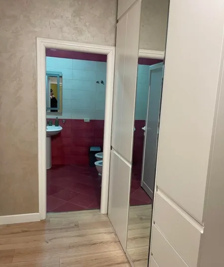 Tirane, jepet me qera apartament 3+1+Ballkon Kati 2, 105 m² 1.000 € (Liqeni i thate , Kompleksi Mateo)