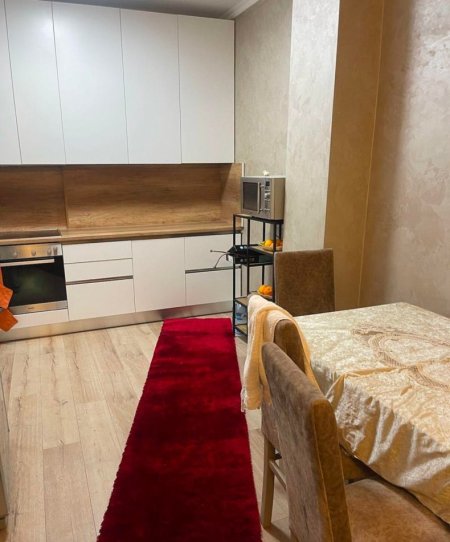 Tirane, jepet me qera apartament 3+1+Ballkon Kati 2, 105 m² 1.000 € (Liqeni i thate , Kompleksi Mateo)