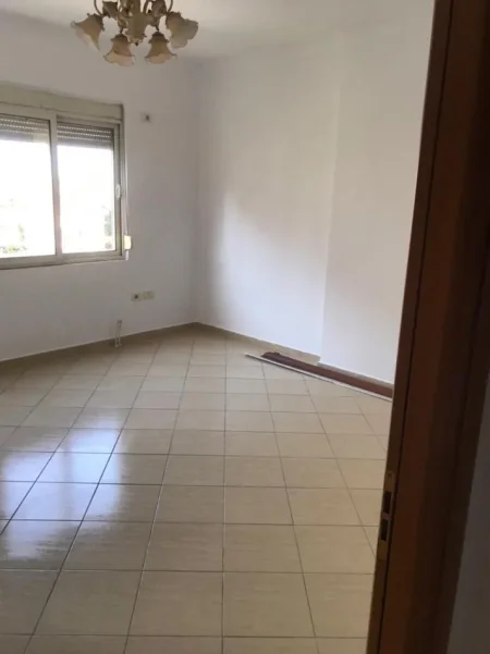 Tirane, jepet me qera apartament 2+1+Aneks+Ballkon Kati 3, 90 m² 650 € (KOMUNA E PARISIT)