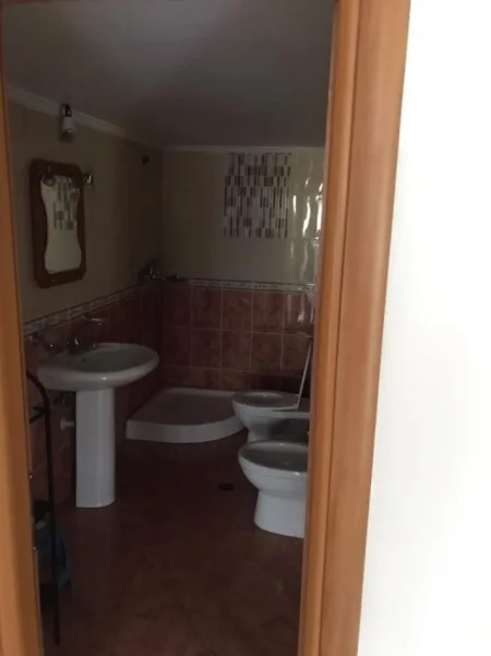 Tirane, jepet me qera apartament 2+1+Aneks+Ballkon Kati 3, 90 m² 650 € (KOMUNA E PARISIT)