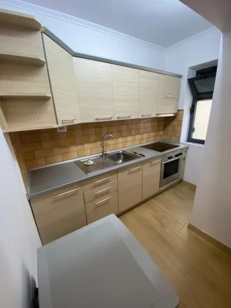 Tirane, jepet me qera apartament 1+1+Ballkon Kati 1, 65 m² 600 € (Myslym Shyri te karburant kastrati afer shkolles Faik Konica)