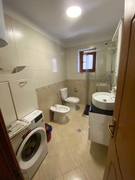 Tirane, jepet me qera apartament 1+1+Ballkon Kati 1, 65 m² 600 € (Myslym Shyri te karburant kastrati afer shkolles Faik Konica)