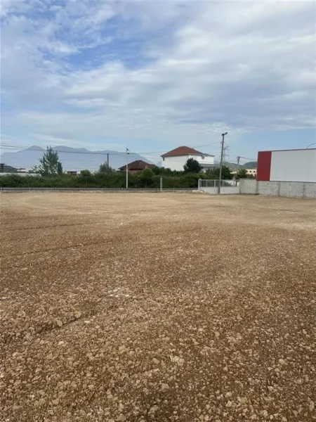 Tirane, jepet me qera toke , 1.000 m² (VAQARR)