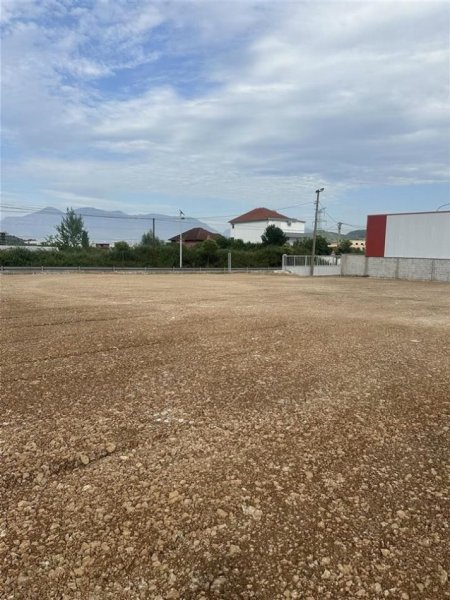 Tirane, jepet me qera toke , 1.000 m² (VAQARR)