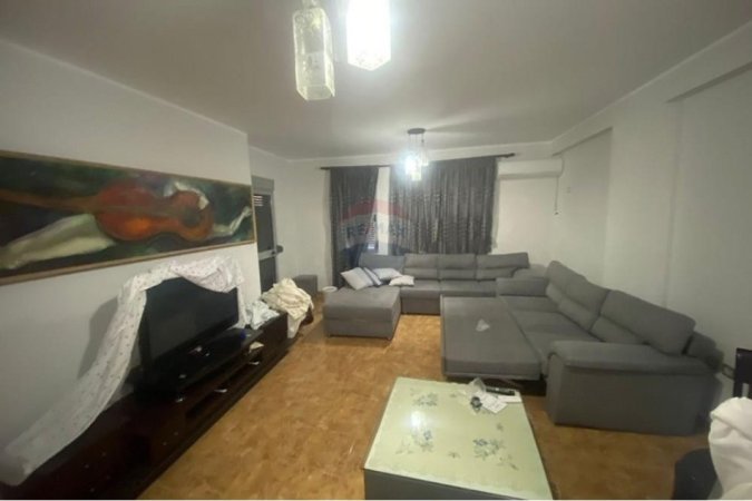Tirane, jepet me qera 2+1+Ballkon Kati 3, 100 m² 400 € (FRESKU)