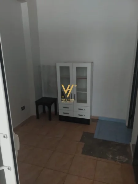 Tirane, jepet me qera zyre Kati 1, 37 m² 400 € (ISH MINISTRIA E JASHTME)