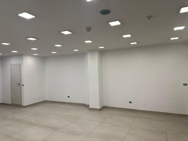 Tirane, jepet me qera ambjent biznesi Kati 0, 200 m² 1.500 € (LAPRAKE)
