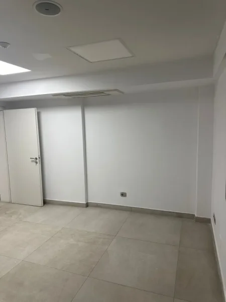 Tirane, jepet me qera ambjent biznesi Kati 0, 200 m² 1.500 € (LAPRAKE)