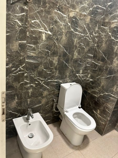 Tirane, jepet me qera ambjent biznesi Kati 0, 200 m² 1.500 € (LAPRAKE)