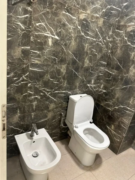 Tirane, jepet me qera ambjent biznesi Kati 0, 200 m² 1.500 € (LAPRAKE)