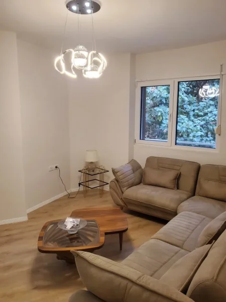 Tirane, jepet me qera apartament Kati 1, 81 m² 530 € (rruga bogdaneve)