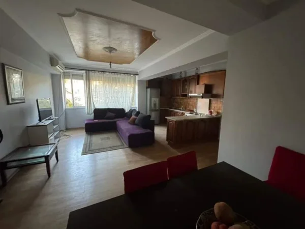 Tirane, jepet me qera apartament 3+1+Ballkon Kati 2, 600 m² 600 € (Oxhaku)