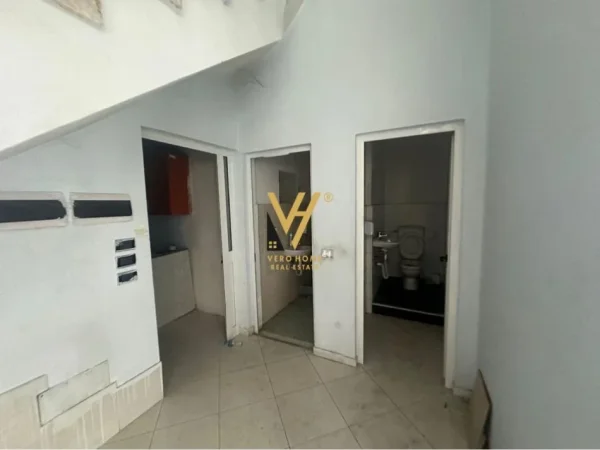 Tirane, jepet me qera ambjent biznesi Kati 0, 225 m² 2.300 € (RRUGA DRITAN HOXHA)