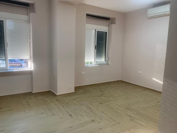 Tirane, jepet me qera zyre Kati 2, 76 m² 700 € 