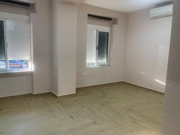 Tirane, jepet me qera zyre Kati 2, 76 m² 700 € 